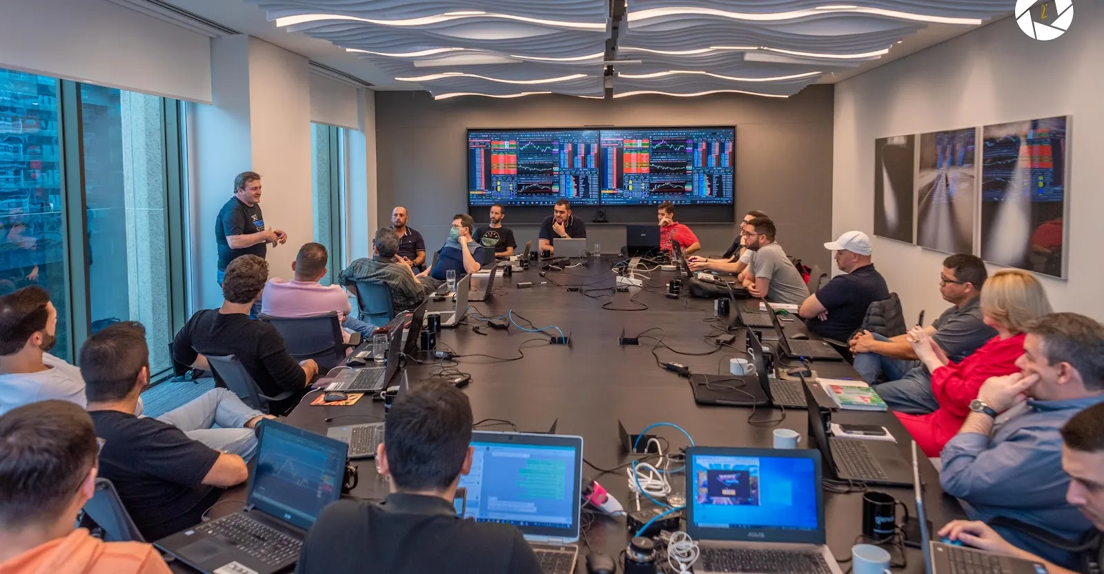 Sala de operações cheia durante um encontro